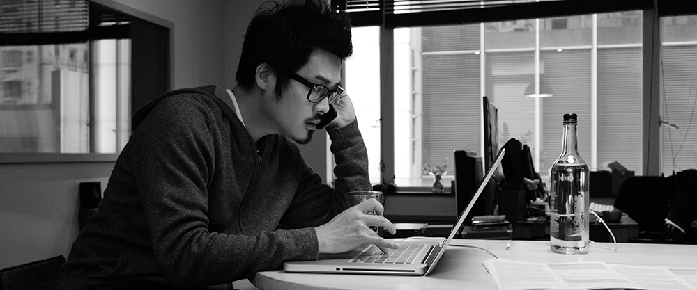 一名小企业主正在使用轻薄的笔记型电脑；图片使用于专人服务页面。