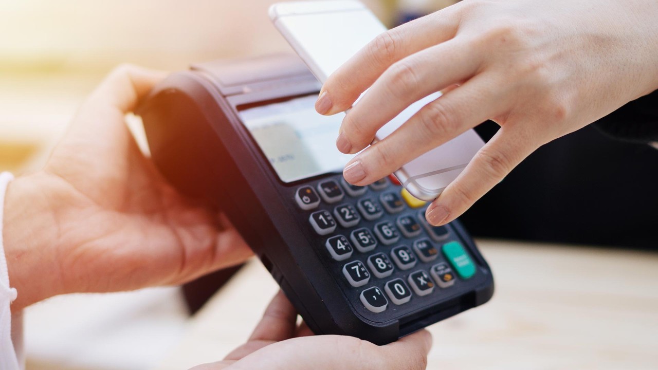 手机扫码支付;图片用于规范使用支付结算账户