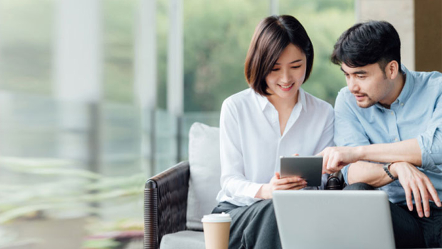 couple using ipad ，image is used for HSBC China Global Private Banking