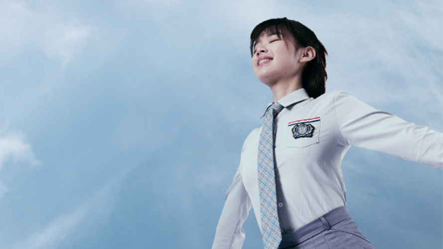 Girl looking up to the sky; the image used for Discover our upgraded HSBC International Education Services