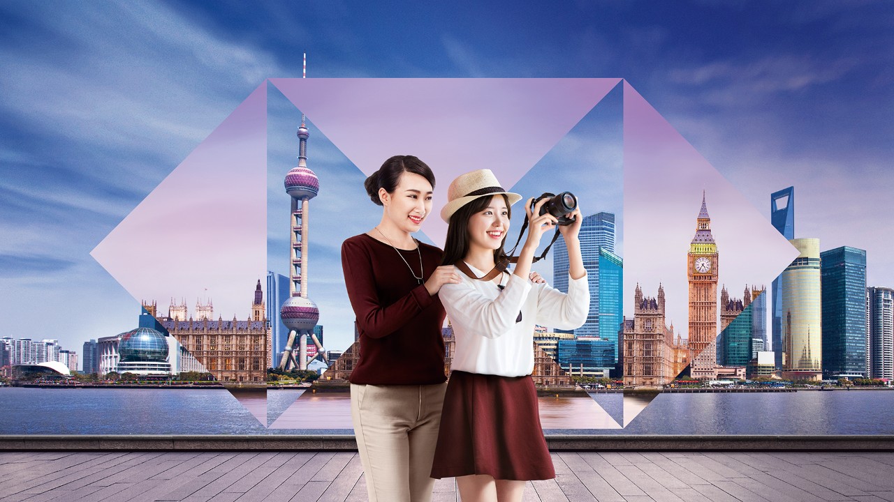 母女开心地拍照;图片用于未来精英成长计划