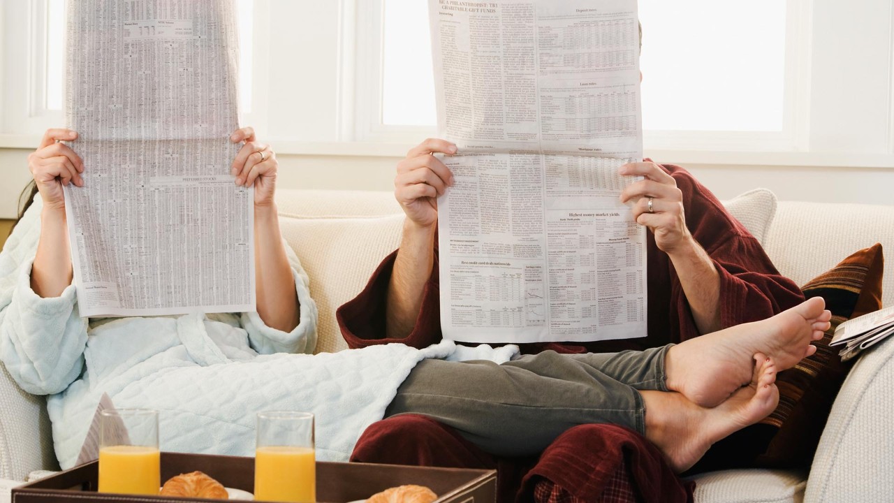elder couple are reading newspaper; the image used for 5 reasons you should start planning for retirement early