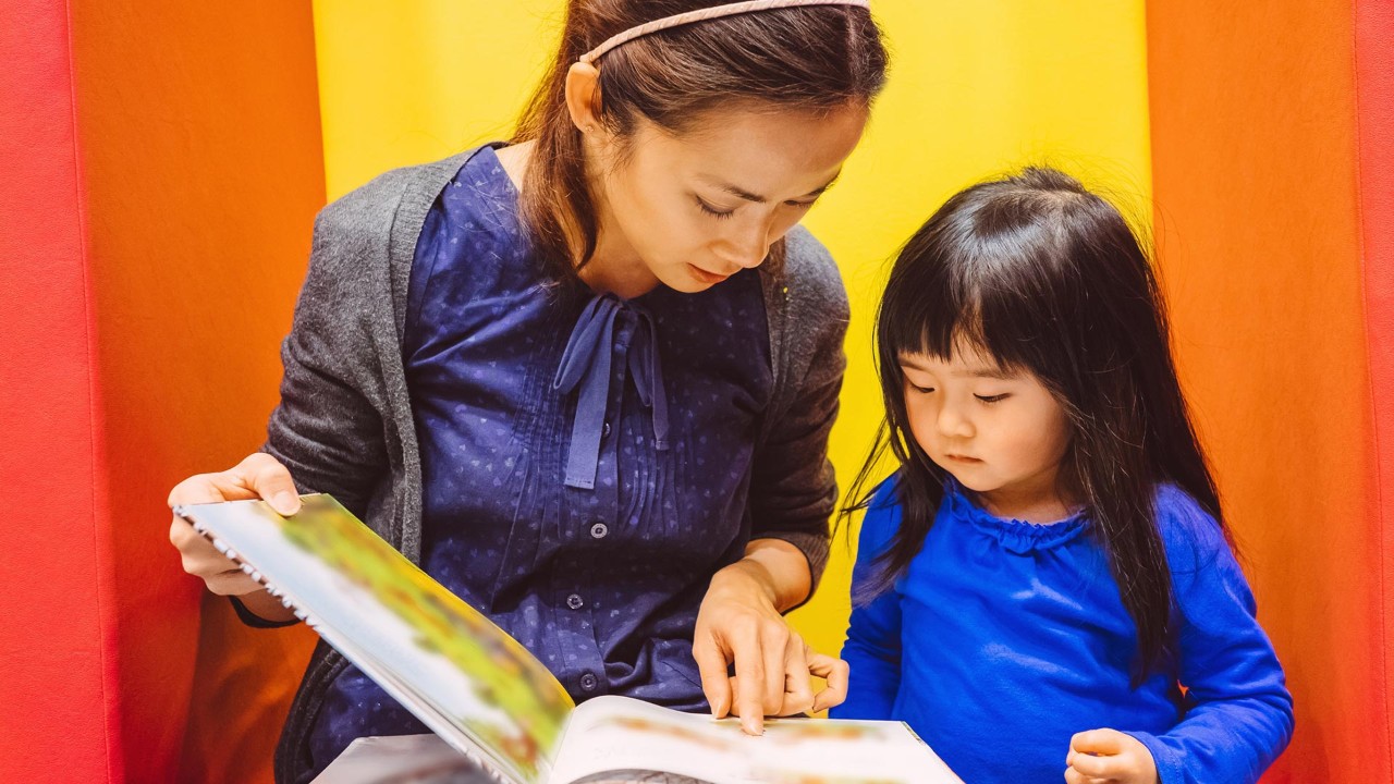 妈妈和女儿在看书；图片用于如何为孩子海外留学做准备