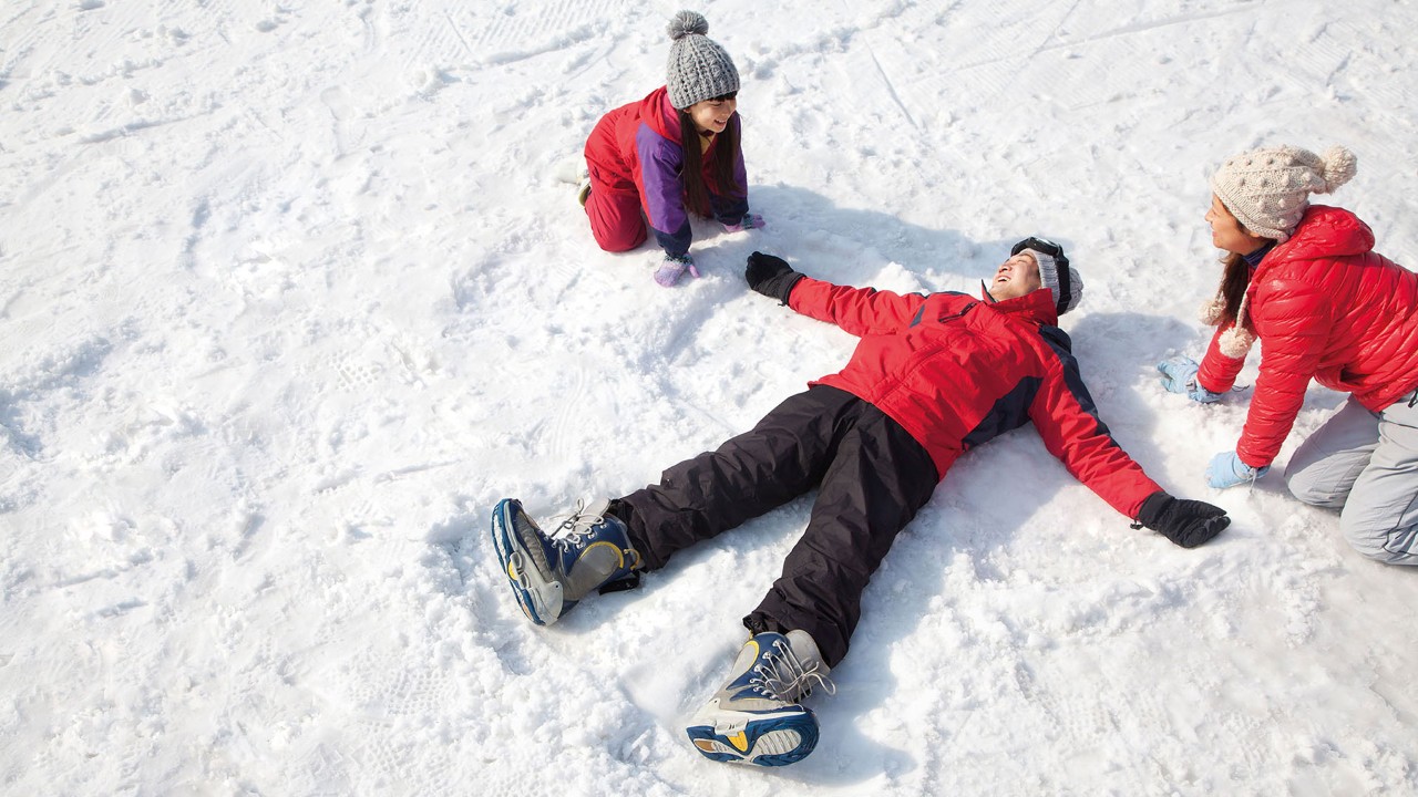 幸福的一家人躺在雪地里