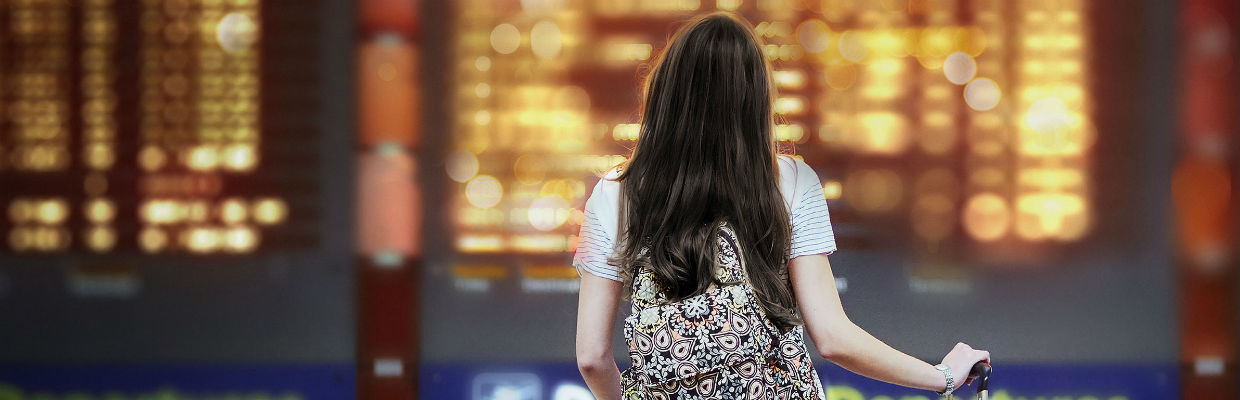 背包女学生在机场；图片用于临行准备