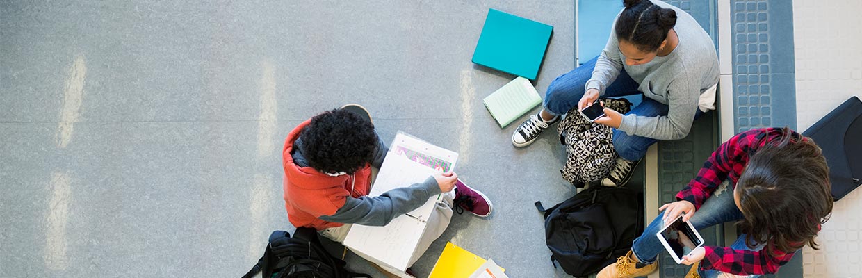 一群学生讨论；图片用于留学计划