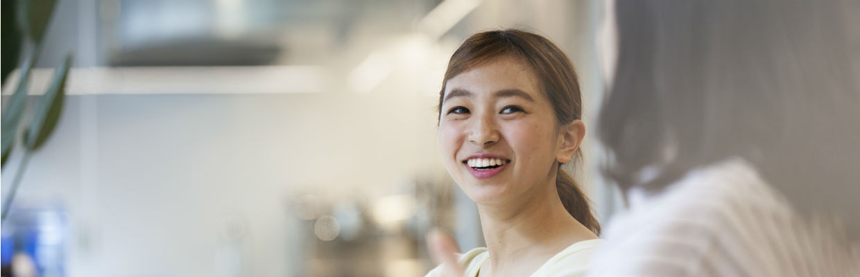 年轻女生回头笑