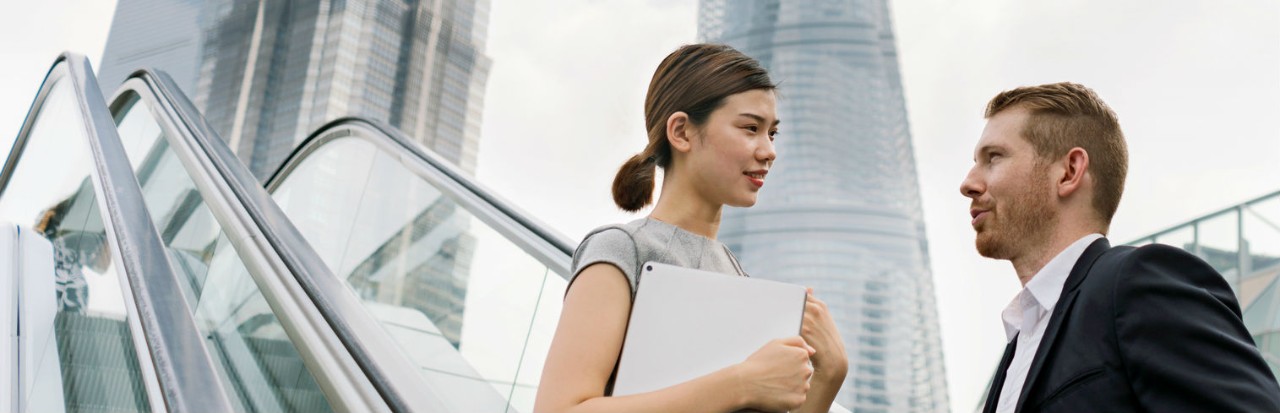 one man and one woman chatting; used for expertise in mainland China