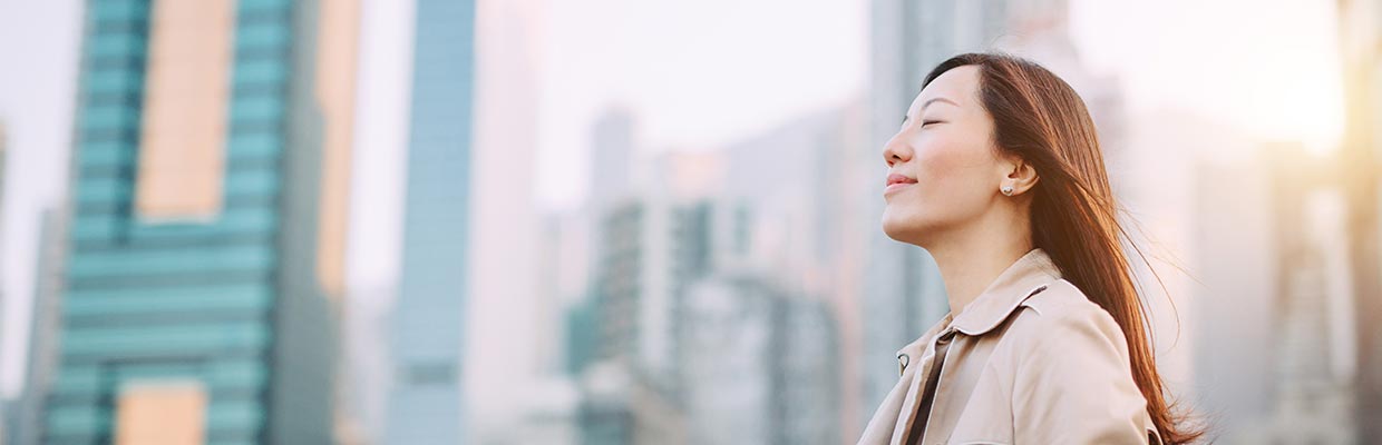 女子闭眼睛沐浴阳光；图片用于学成之后