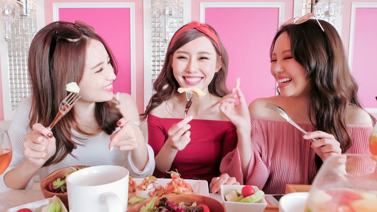 自助餐厅欢笑的女孩们,图片用于信用卡五星酒店自助餐/下午茶买一赠一