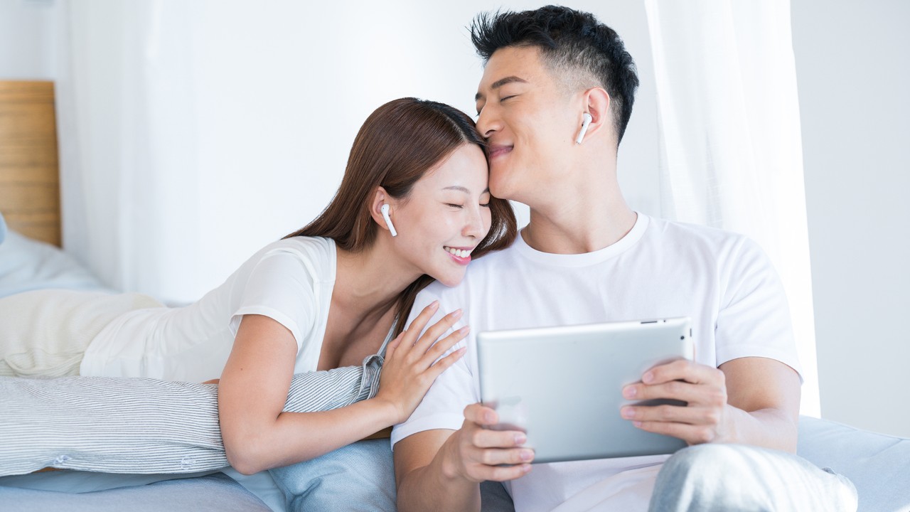 甜蜜情侣听音乐,图片用于信用卡9积分 聆听音乐