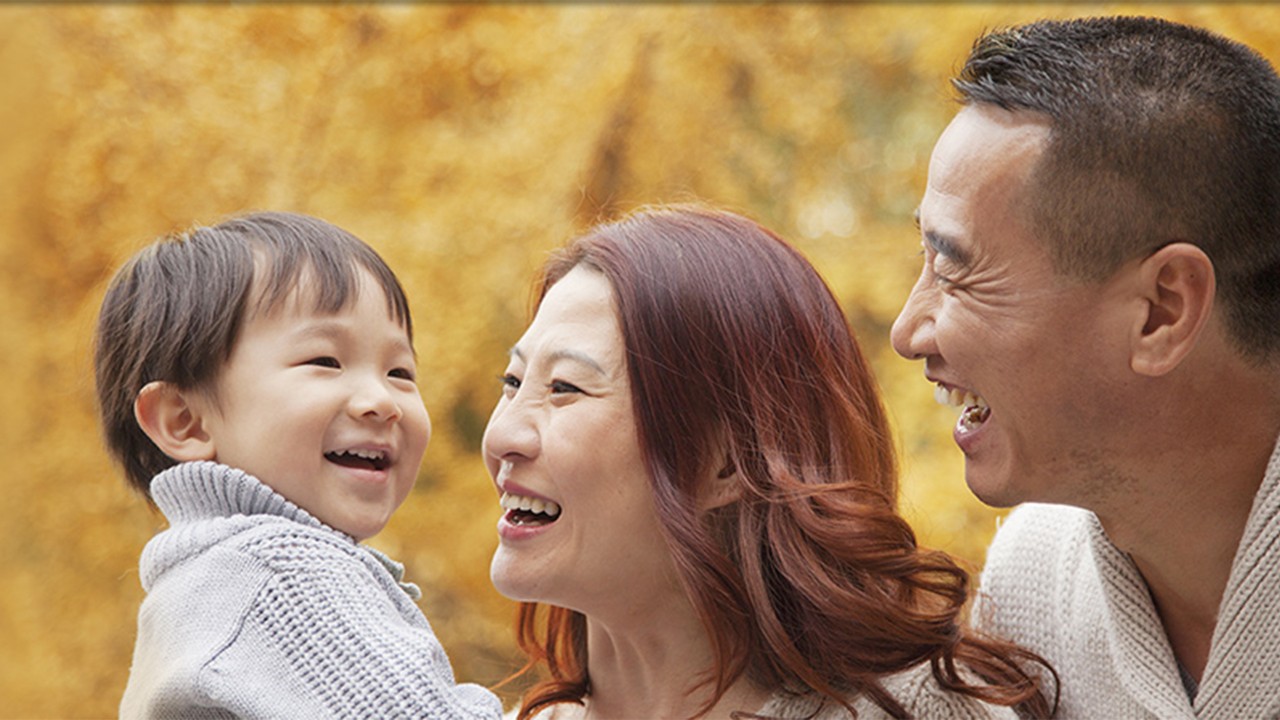 开心的一家人，图片用于信用卡优惠主页