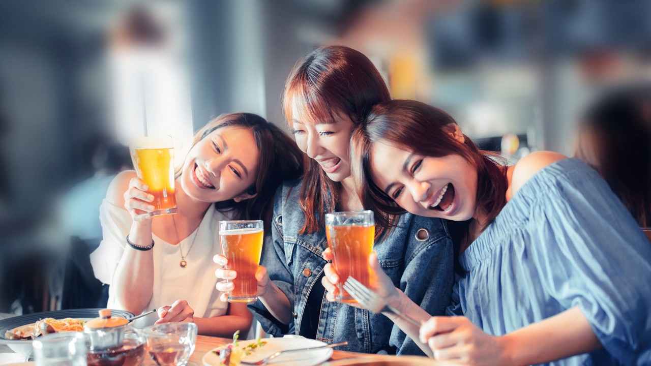 女孩欢声笑语,图片用于信用卡优惠主页
