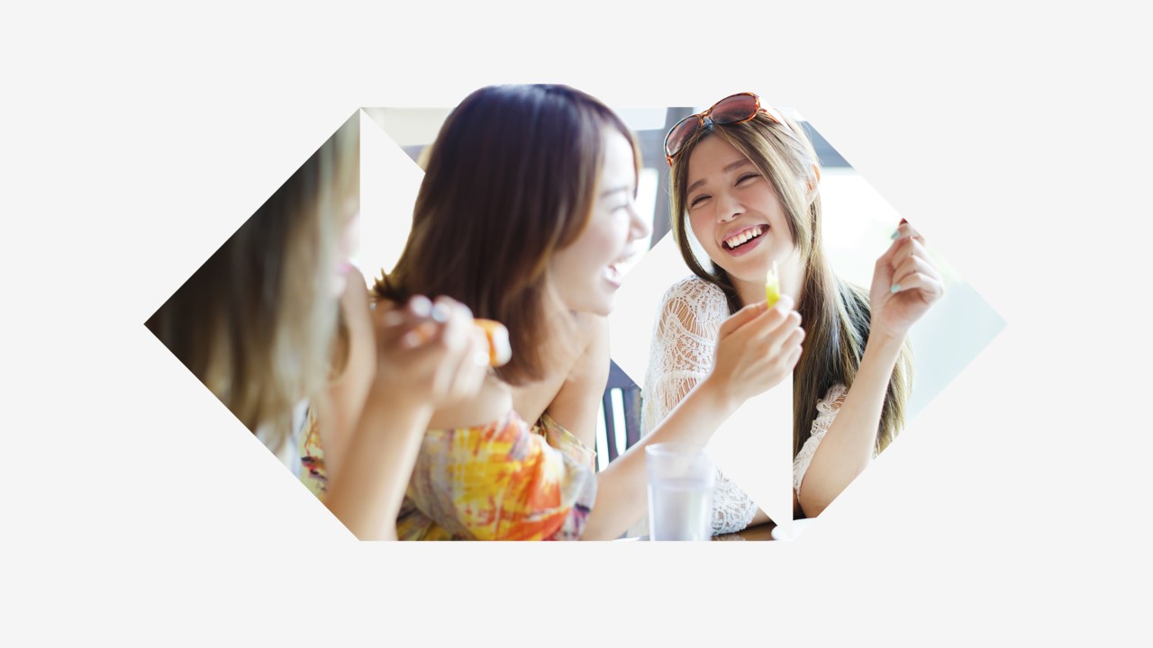 女孩欢声笑语,图片用于信用卡优惠主页