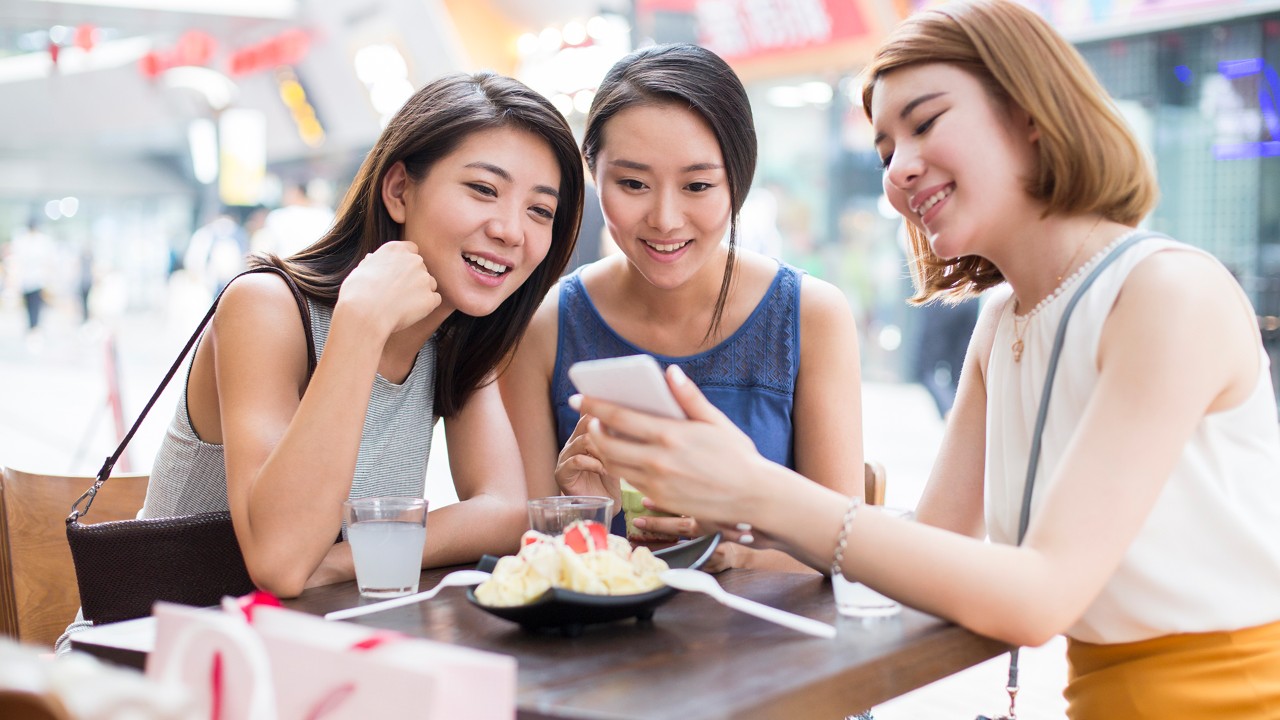 三个女孩分享手机信息;图片用于信用卡每月8号丰聚日8积分兑20元品质商户礼券