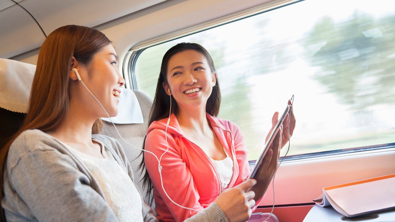 火车上的女性开心交谈；图片用于同程艺龙30元火车红包