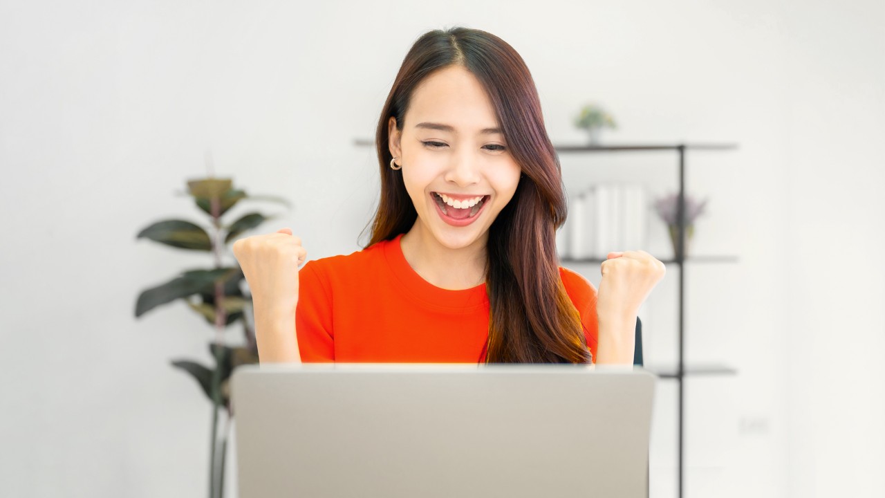 对着电脑屏幕大笑的女孩;图片用于信用卡入春见面礼 笔笔刷惊喜优惠