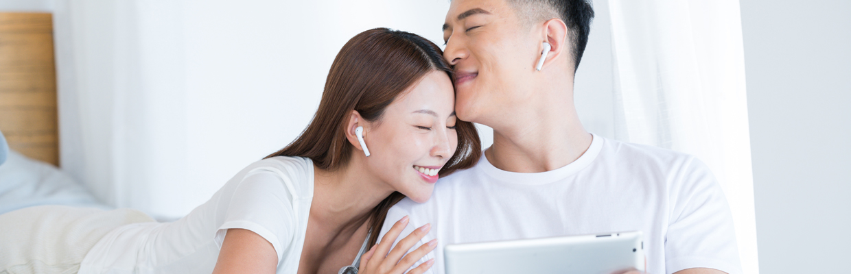 情侣一起聆听音乐；用于信用卡活动9积分 聆听音乐