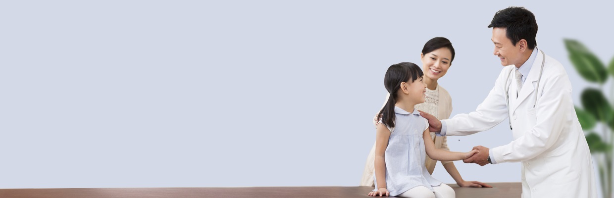 妈妈带女儿去做健康检查；图片用于信用卡非常健康+