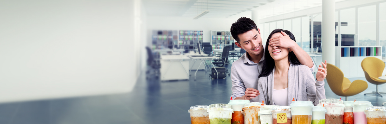 做果汁的情侣；用于汇丰饿了么联名信用卡