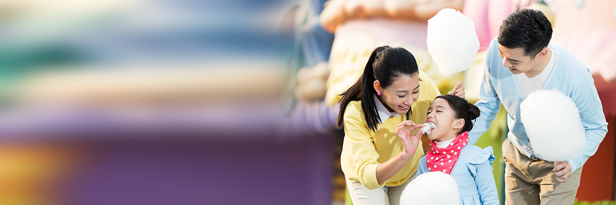 一家三口开心游玩；图片用于信用卡信用卡优惠积分兑换100元粤港澳乐园景点红包