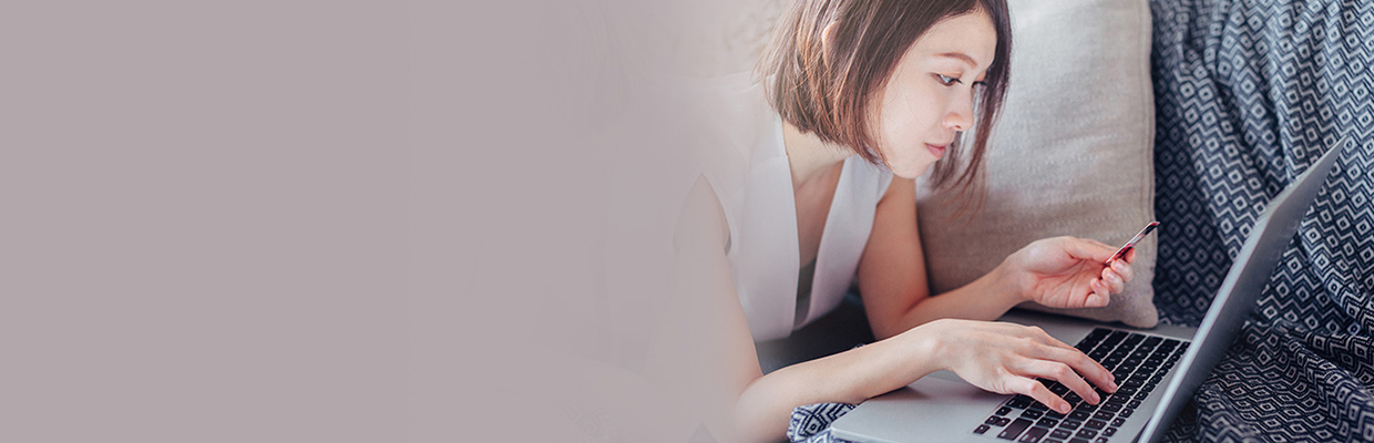 女孩输入卡号查看账单分期；图片用于信用卡账单分期