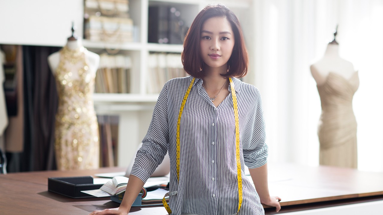 一名女设计师。