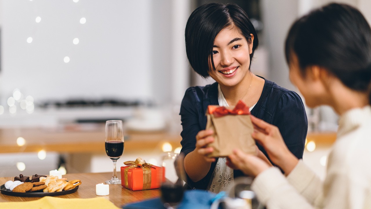 一名小企业主在赠送礼物;图片使用于汇丰汇融小企业新客户尊享礼遇页面。