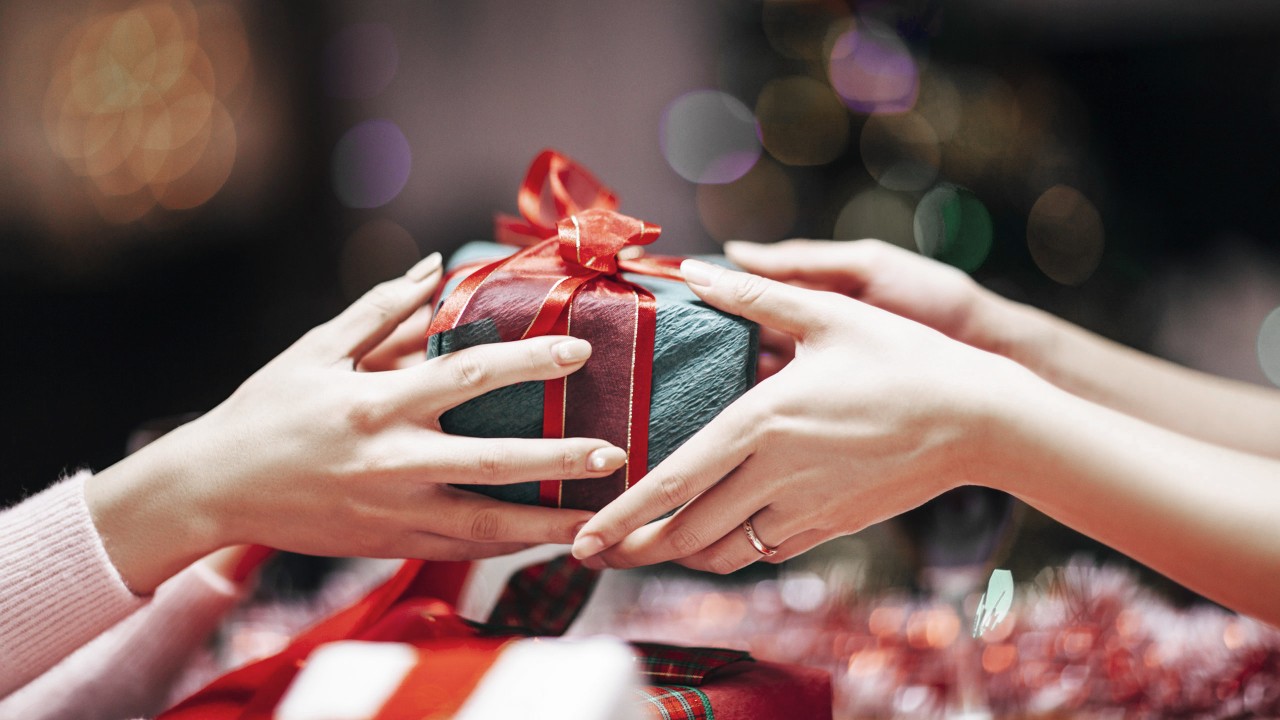 Two entrepreneur giving a gift; image used for HSBC Fusion package welcome campaign page.
