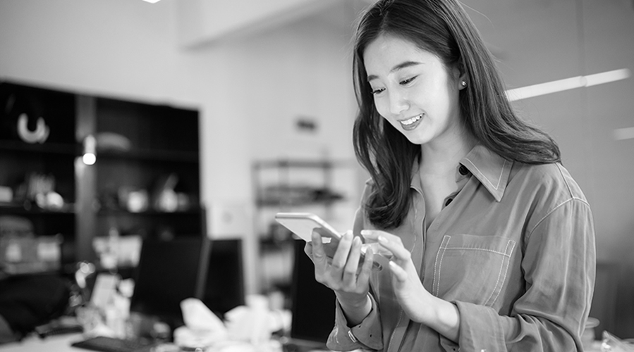 一名小企业主正在使用汇丰中国小企业手机微信。