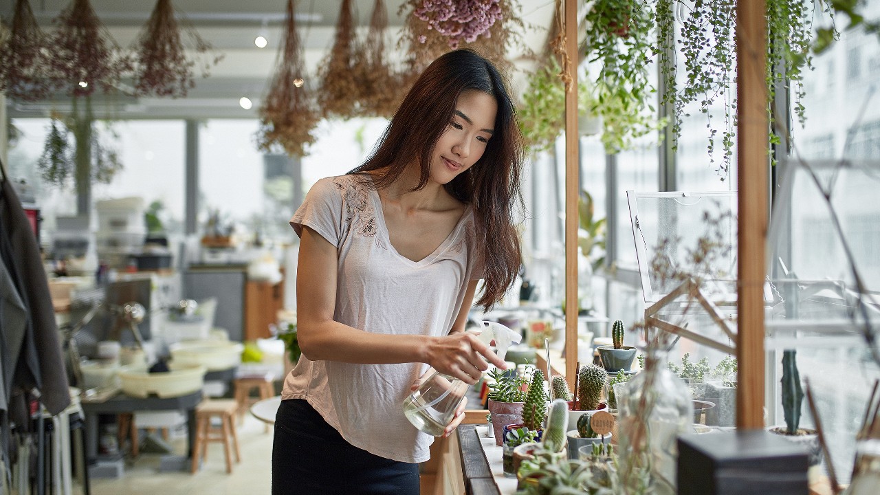 一名花店小企业主正在浇花；图片使用于汇丰汇融汇立业融齐家—零售新势力页面。