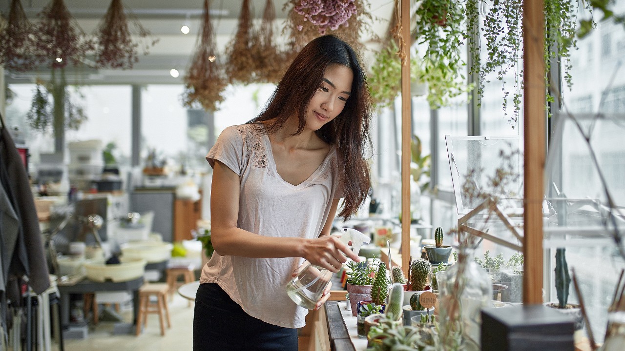 一名花店小企业主正在浇花。