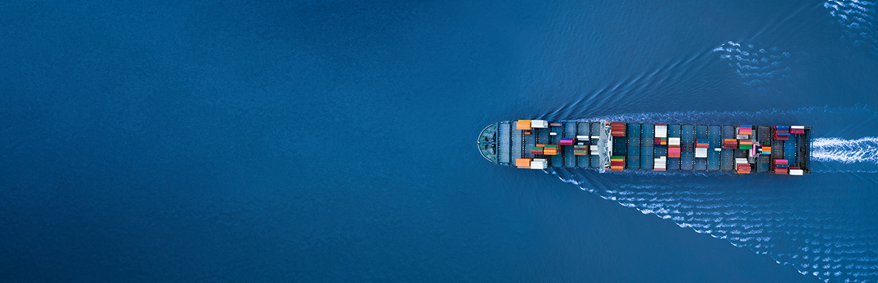 一艘货船正在运行；图片用于汇丰汇融融有方 汇无界—跨境电商专属服务方案页面。
