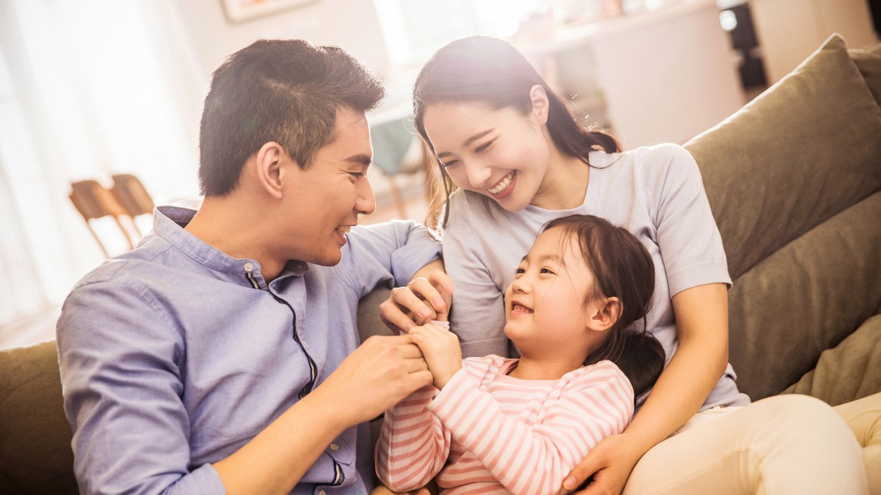 开心的一家人；,图片用于手机银行保险销售