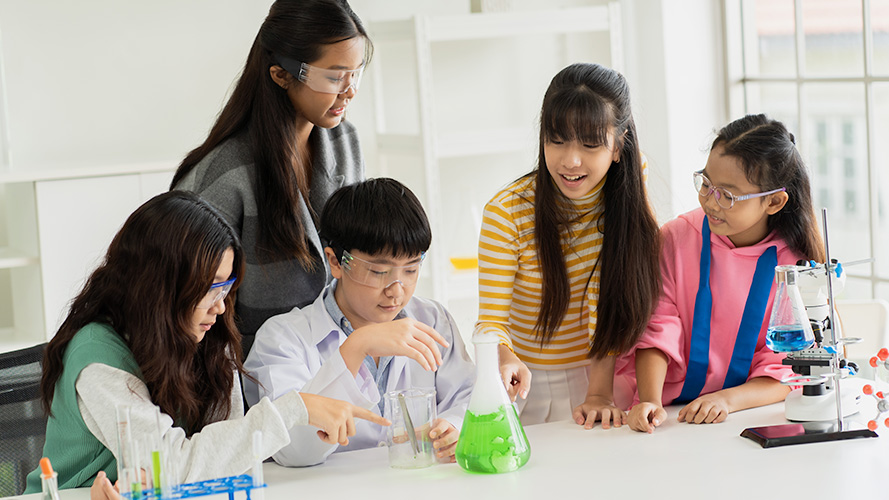 两名学生在设计智能机器人