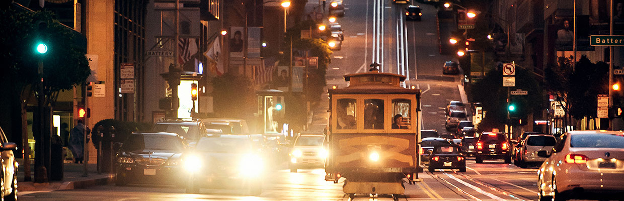 夜晚电车轨道街景；图片用于代客境外理财计划 – 高收益债券基金