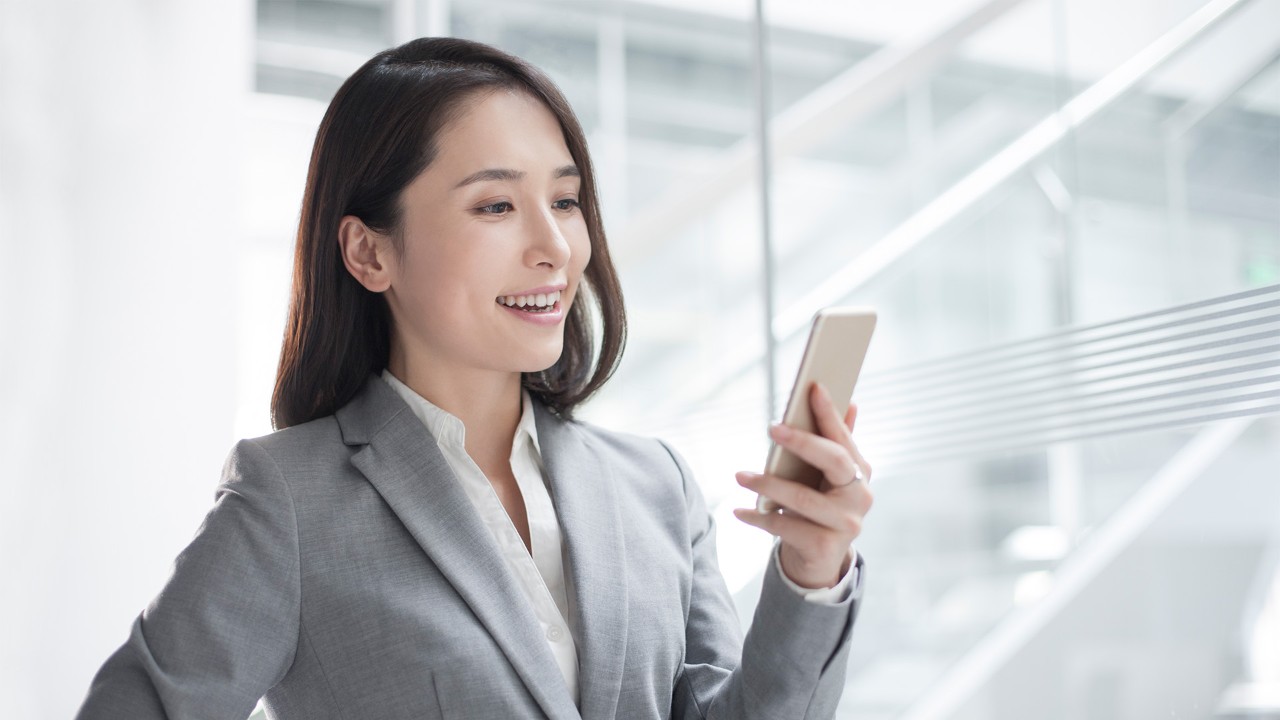 倚在窗边的女士；图片用于设定储蓄目标