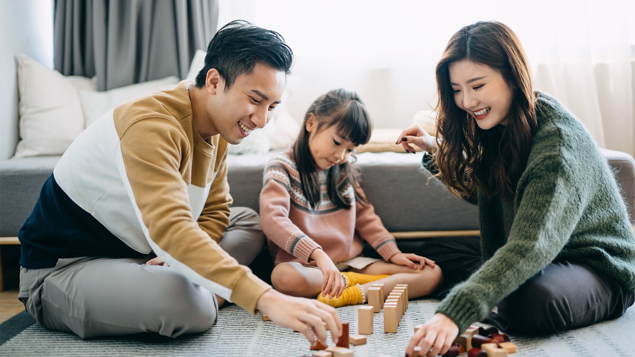 在电脑前看手机的年轻夫妇；图片用于储蓄的类型