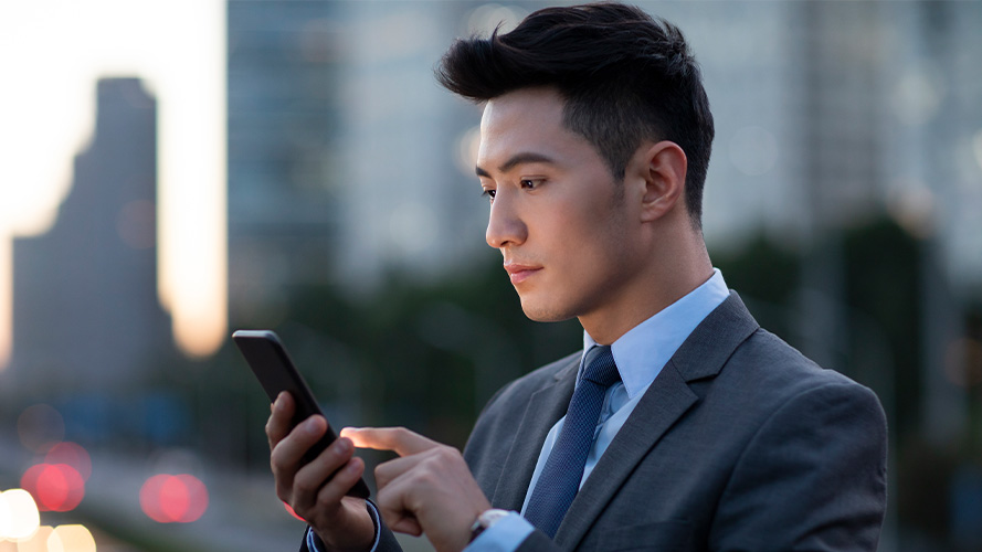 business man on the phone; the image used for MRF-Recognised HK Funds (Third-Party)