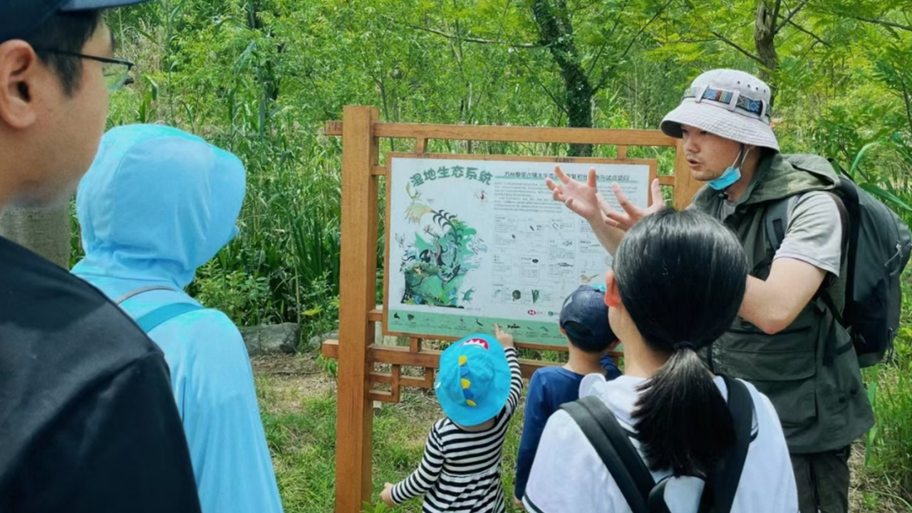 专家老师给学生讲解湿地生态系统