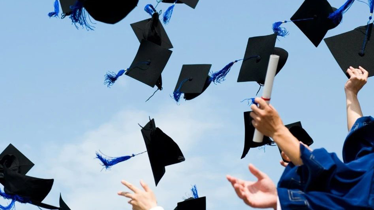 被扔向空中的学士帽;图片用于什么是"明日菁英创造营"?