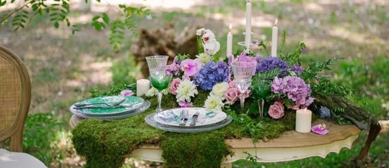 盛夏的花朵和苔藓等装饰的餐桌
