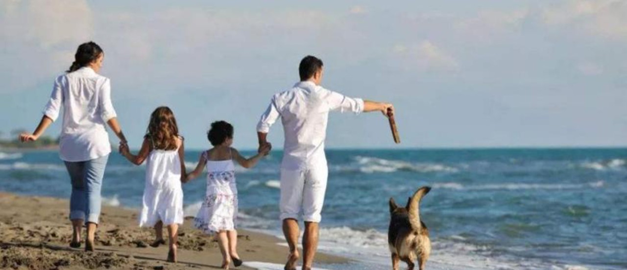 在海边开心的一家人