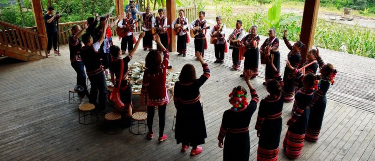 载歌载舞的拉祜族人和游客们