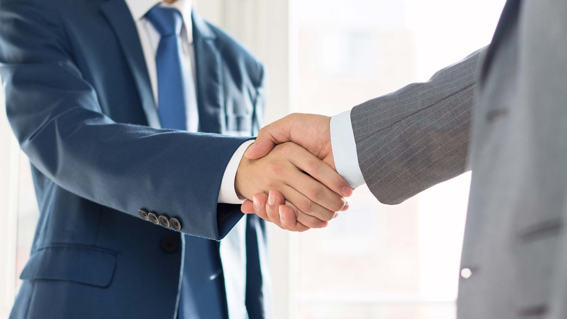 两个男士在握手；图片用于绿色供应链与社会创业