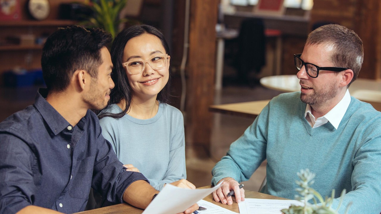 了解”如何为孩子留学做准备“；图片用在准备孩子的教育金