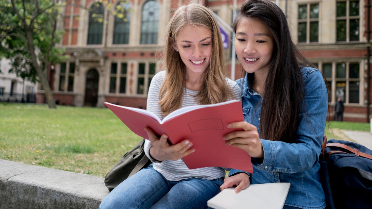 两名女孩在校园里看书
