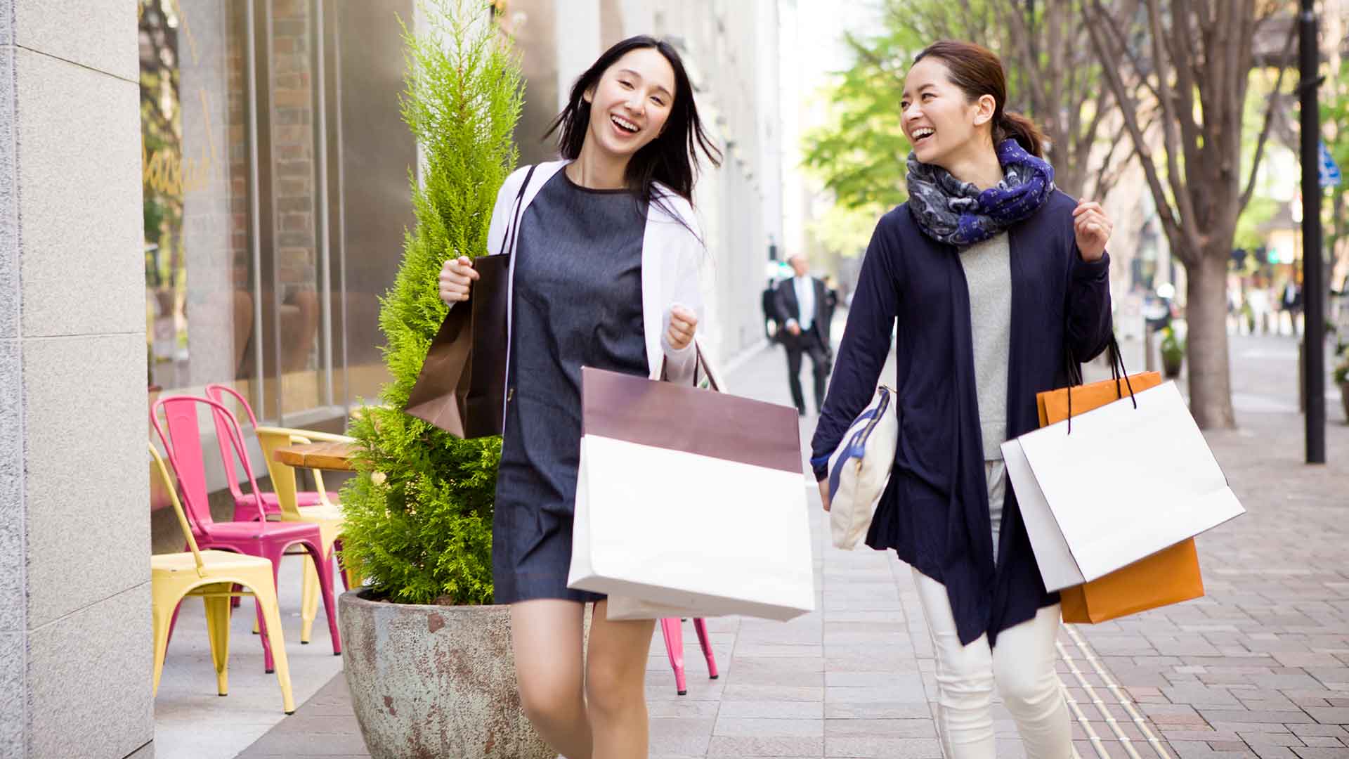 开心购物的女孩;图片用于信用卡万事达消费大挑战