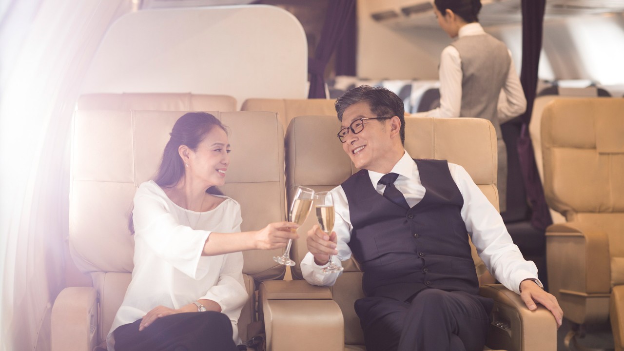 在飞机上喝香槟的男士和女士