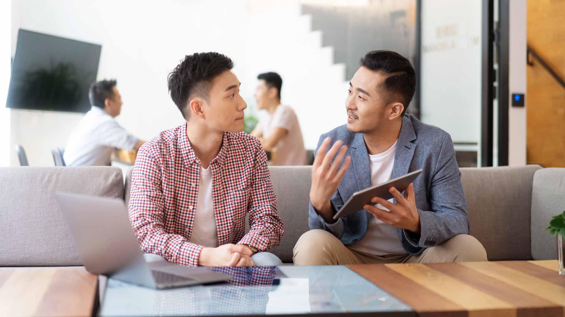 Two men are communicating; the image used for DBC career counseling (in Chinese only)